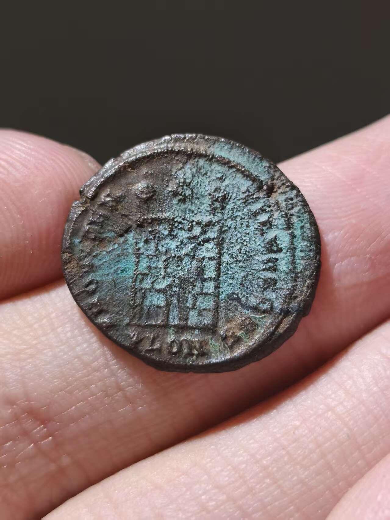 星盘世界钱币十二月二十七日古典币专场 古罗马帝国克里斯普斯铜币，背城门营门，少见的伦敦造币厂