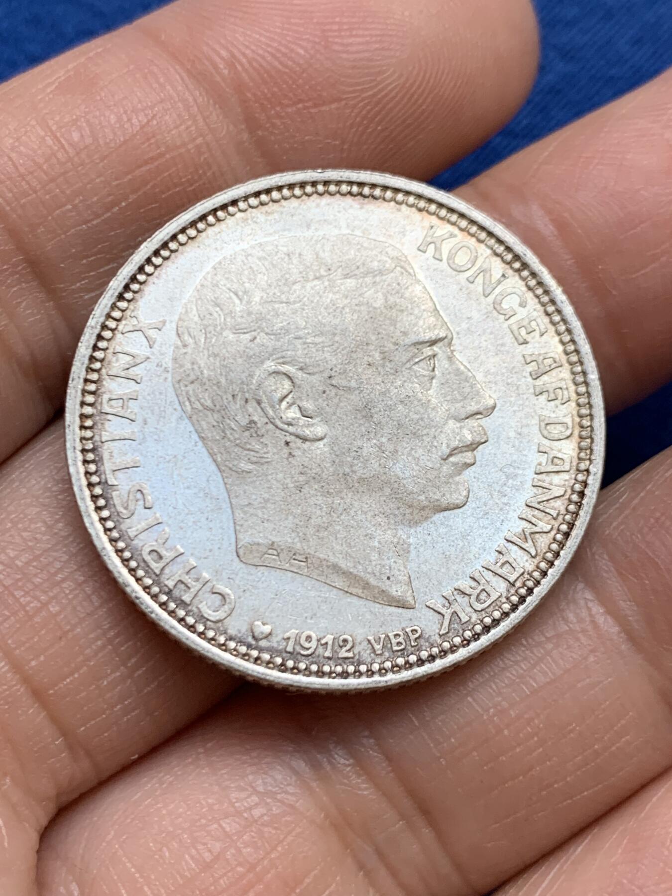 《竞宝斋》第449场 周日，周一，周二  3场连拍 （全场包邮，欢迎送拍） 丹麦1912年克里斯蒂安十世登基（弗雷德里克八世之死）2克朗银币，800银，重量15g，直径31mm