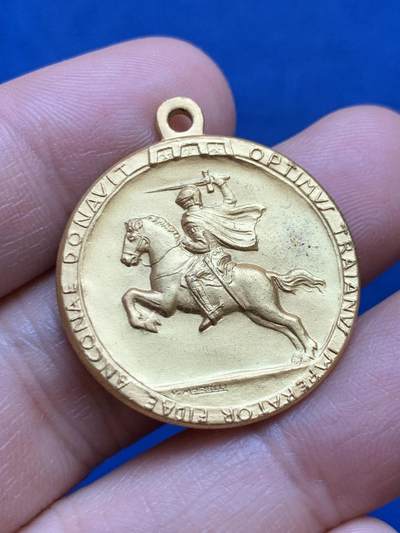 《竞宝斋》第449场 周日，周一，周二  3场连拍 （全场包邮，欢迎送拍） - 意大利飞扬骑士镀金纪念章 细节丰富 骑士神态飘逸 少见品种 7.6克 27.9mm