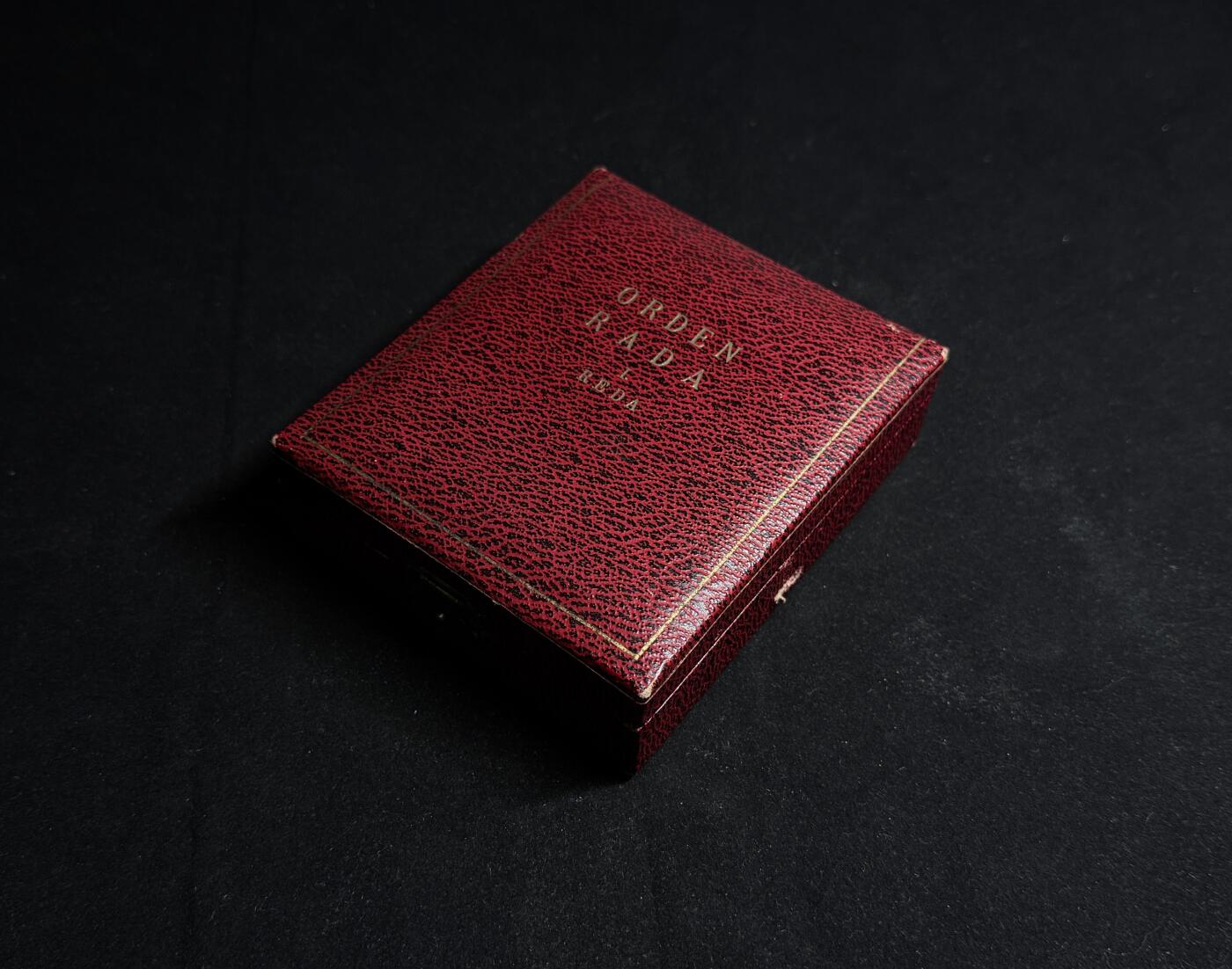 欢庆元旦！戎马世界章牌大赏第109期元旦大拍 南斯拉夫一级劳动勋章，带原盒，号段1277，银制，非常少见的过渡版（转轮向别针过渡短暂存在的版本）