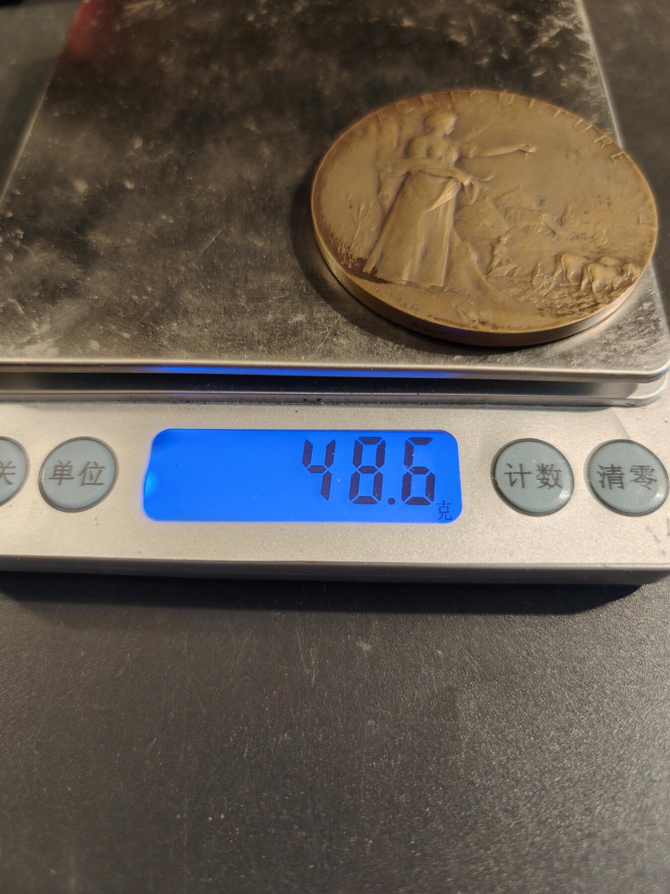 老王徽章第171期 法国萨瓦省圣朱利安昂热讷农业协会大铜章     原盒       大师P.Grandhomme作品     直径50mm     重量48.6g