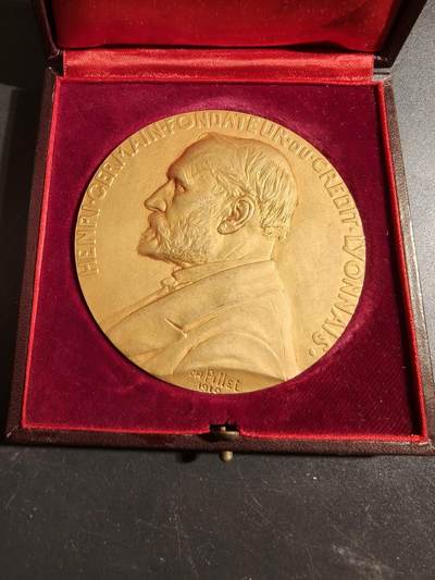 老王徽章第171期 - 法国里昂信贷银行25年服务镀金大铜章     原盒    大师皮列作品     直径80mm     重量262.2g