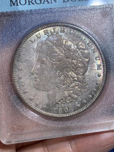 《竞宝斋》第449场 周日，周一，周二  3场连拍 （全场包邮，欢迎送拍） INS MS65 TONED 美国 1904年O厂摩根银币 美国1988年老牌评级公司，PCGS TRUE VIEW的鼻祖，盒子本身就是古董，摩根底板镜面，女神面银灰彩，背面金环彩，收藏级摩根。