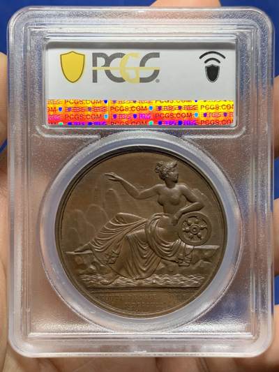 《竞宝斋》第449场 周日，周一，周二  3场连拍 （全场包邮，欢迎送拍） PCGS SP64 法国1807年拿破仑一世尼斯至罗马之路竣工原铸铜章 巴黎造币厂巧克力包浆 高浮雕原铸铜光 女神维比莉娅（罗马旅行女神）半倚着靠在六辐轮上，一只脚踩在岩石上，另一只脚踩在海面上，轻抬手臂，指明罗马的方向，脚下是罗马道路，背景是群山，画面唯美，条条大道通罗马的实际表现，欧洲最早的“高速公路”通车，标志着拿皇的统治从法国延伸至意大利，辐射整个欧陆。加厚盒