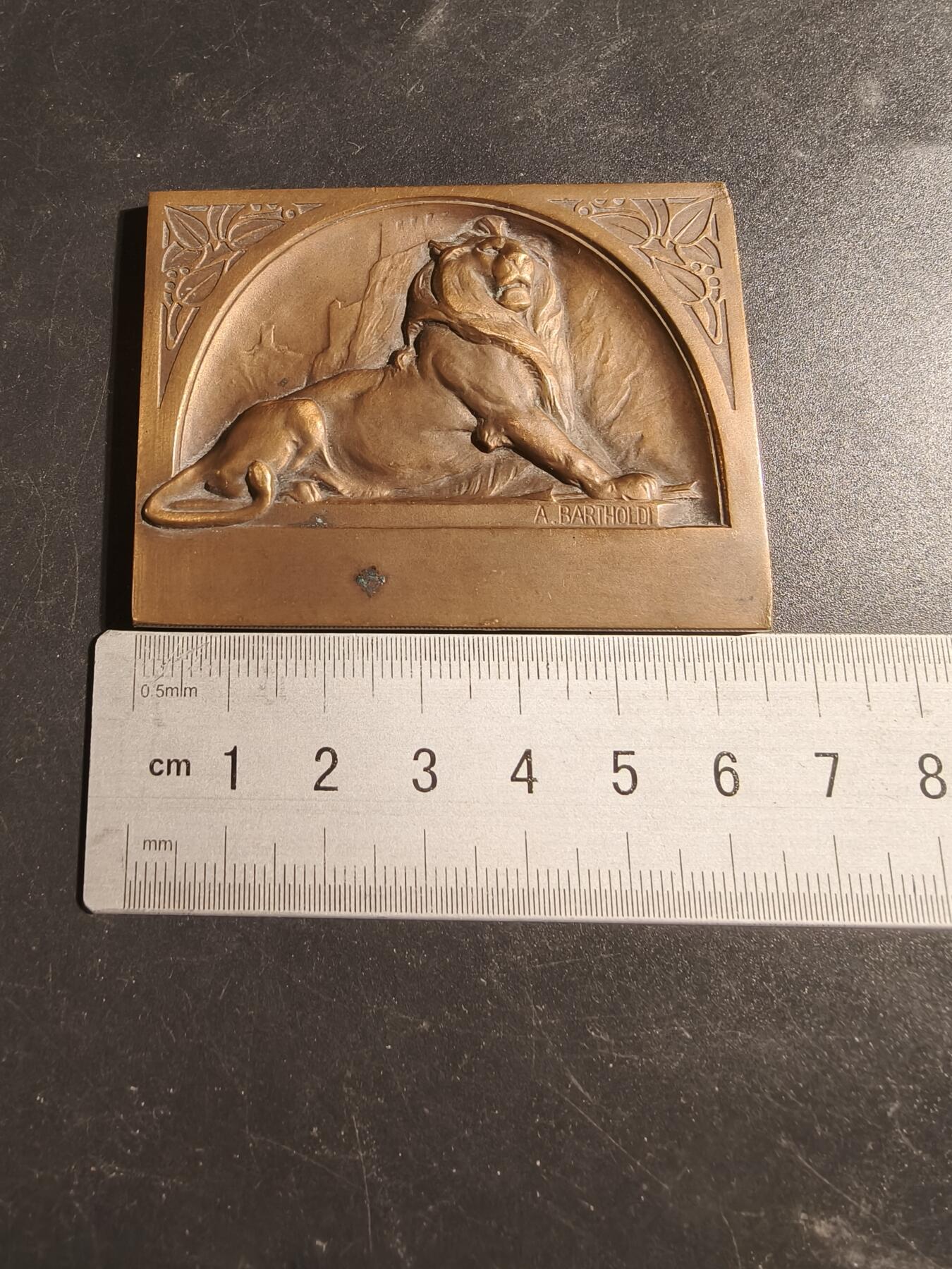 老王徽章第171期 法国贝尔福雄狮方形大铜章    巴托尔迪名作     尺寸63×49mm     重量108.9g     雄狮雕塑象征着1870-1871年贝尔福围城战期间丹弗特-罗什罗上校领导的英勇抵抗 