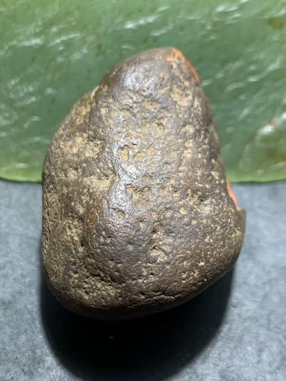 精美铁皮开窗料红白南红玛瑙原石一颗，