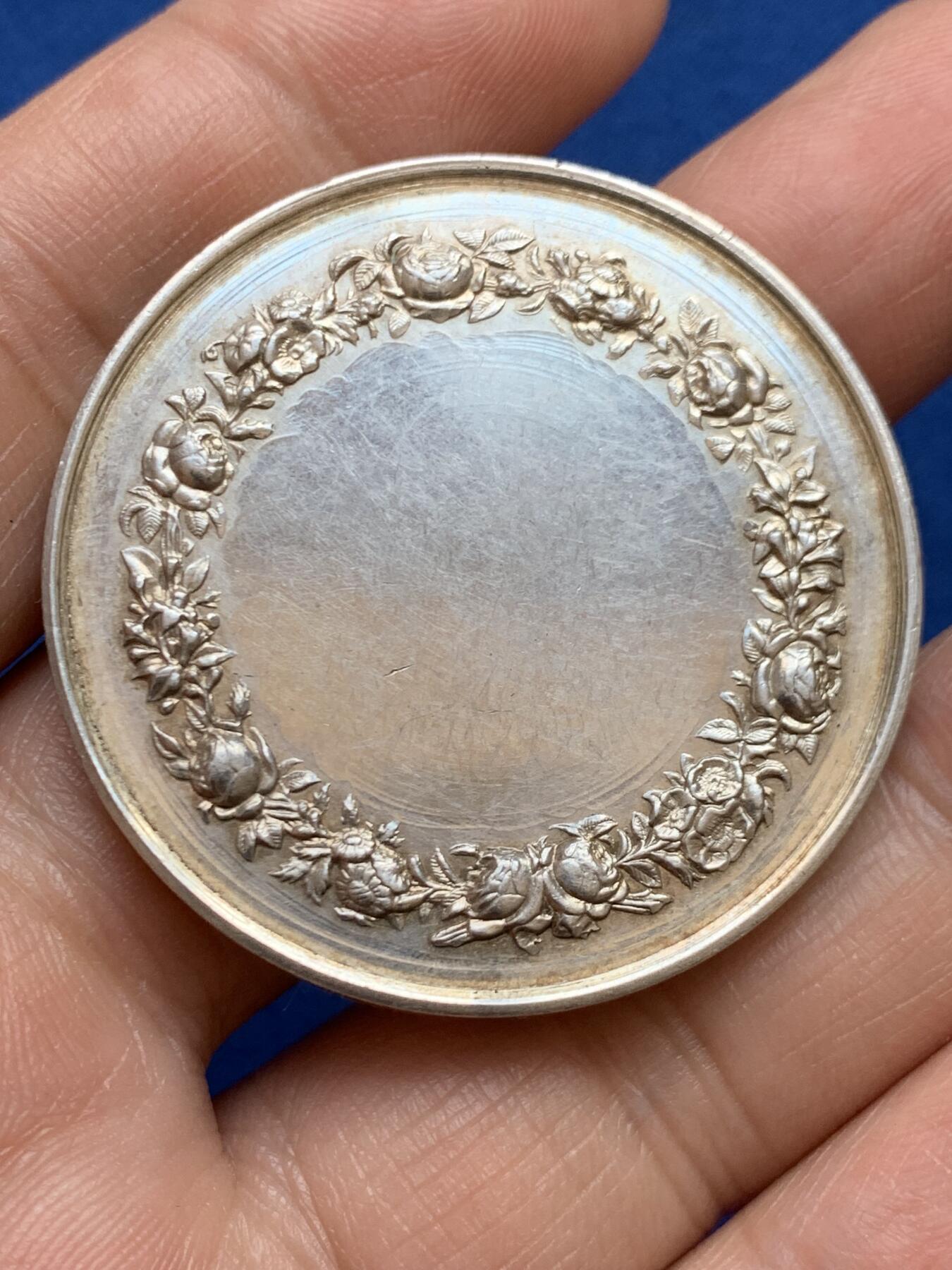 《竞宝斋》第449场 周日，周一，周二  3场连拍 （全场包邮，欢迎送拍） 婚礼银章 细节精美 31.6克 41.6mm超大规格 丰饶角银标 