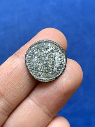 《竞宝斋》第449场 周日，周一，周二  3场连拍 （全场包邮，欢迎送拍） 两枚一组 古罗马瓦勒良1安东尼银币，被波斯俘虏的罗马皇帝，背面瓦勒良和他儿子加里恩努斯，安条克造币厂。 君士坦提乌斯二世1富利洗银币，背面营地大门，银层完整，尼科米底亚造币厂