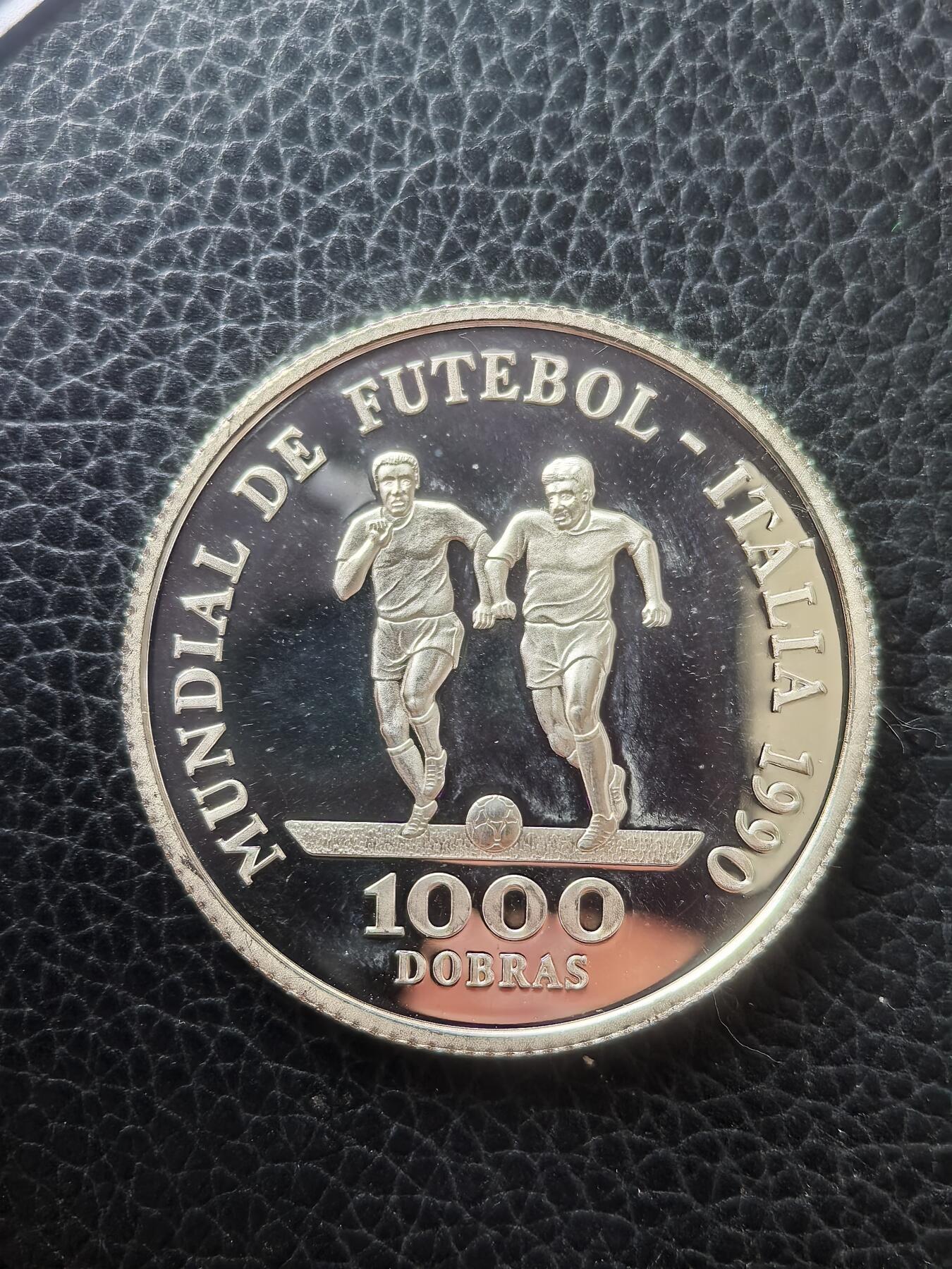 道一币馆币章第一百六十一场 圣多美和普林西比1990年意大利世界杯-运球和抢断1000多布拉精制银币  23.33g 925S 15000