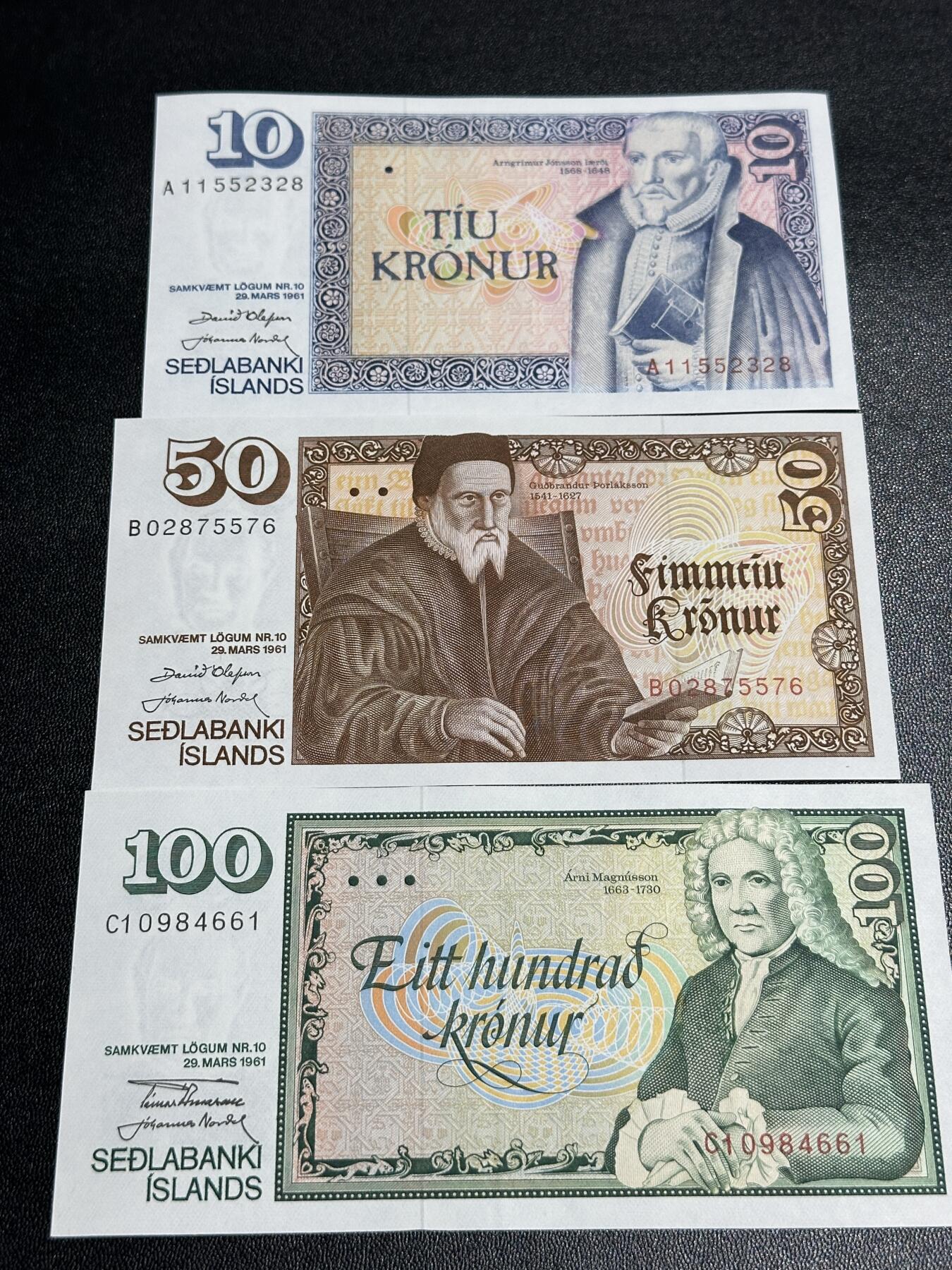 《外钞收藏家》第五百九十六期（精品大拍场）（本平台长期征集拍品、欢迎藏友们联系合作） 冰岛1961年首发年份清版10/50/100克朗三张小套（签名一致）	UNC