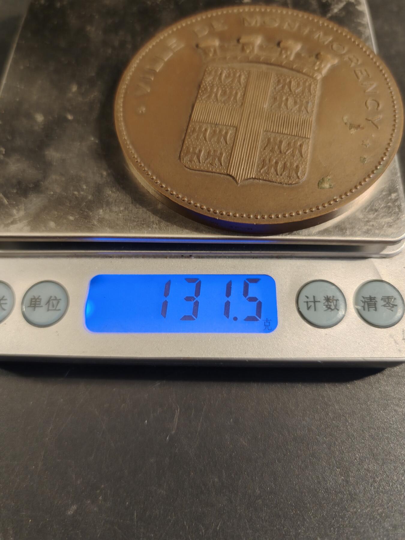老王徽章第171期 法国蒙莫朗西市大铜章     直径68mm    重量131.5g