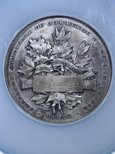 《竞宝斋》第449场 周日，周一，周二  3场连拍 （全场包邮，欢迎送拍） NGC MS63 法国 1928年 纪念巴黎贸易与工业联盟成立大银章，57mm直径，磨砂底板，加大加厚盒。