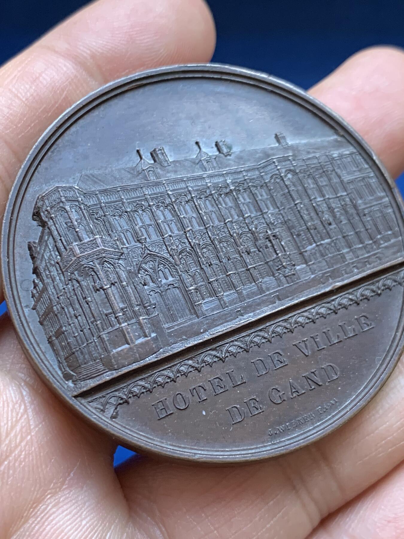 《竞宝斋》第449场 周日，周一，周二  3场连拍 （全场包邮，欢迎送拍） 比利时利奥波德一世国王加冕25周年纪念铜章，正面为根特城市建筑，以高浮雕形式呈现了它的立面，极丰富的细节展示当时雕刻工艺的极致状态，49.6克，50.3mm