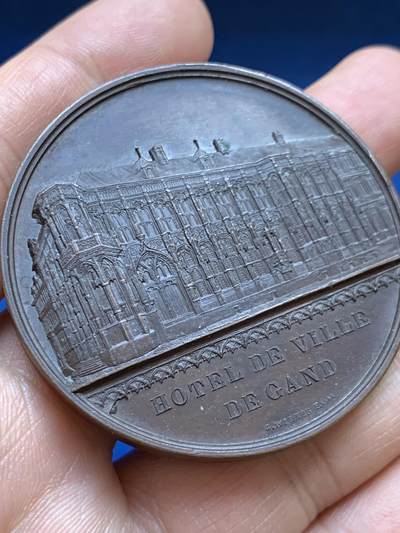 《竞宝斋》第449场 周日，周一，周二  3场连拍 （全场包邮，欢迎送拍） 比利时利奥波德一世国王加冕25周年纪念铜章，正面为根特城市建筑，以高浮雕形式呈现了它的立面，极丰富的细节展示当时雕刻工艺的极致状态，49.6克，50.3mm