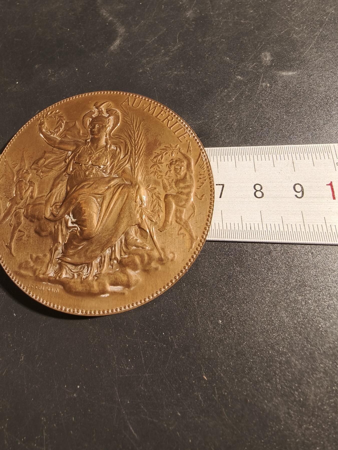 老王徽章第171期 法国《功绩》主题大铜章     大师夏普兰作品     直径68mm     重量153.2g