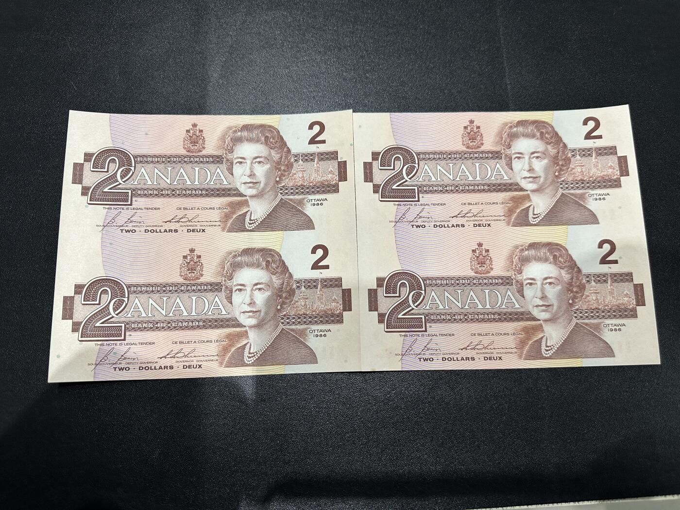 《外钞收藏家》第五百九十六期（精品大拍场）（本平台长期征集拍品、欢迎藏友们联系合作） 加拿大1986年鸟版2元两连体一对（全程无4；号码不错）	UNC  有一张有轻微潮点