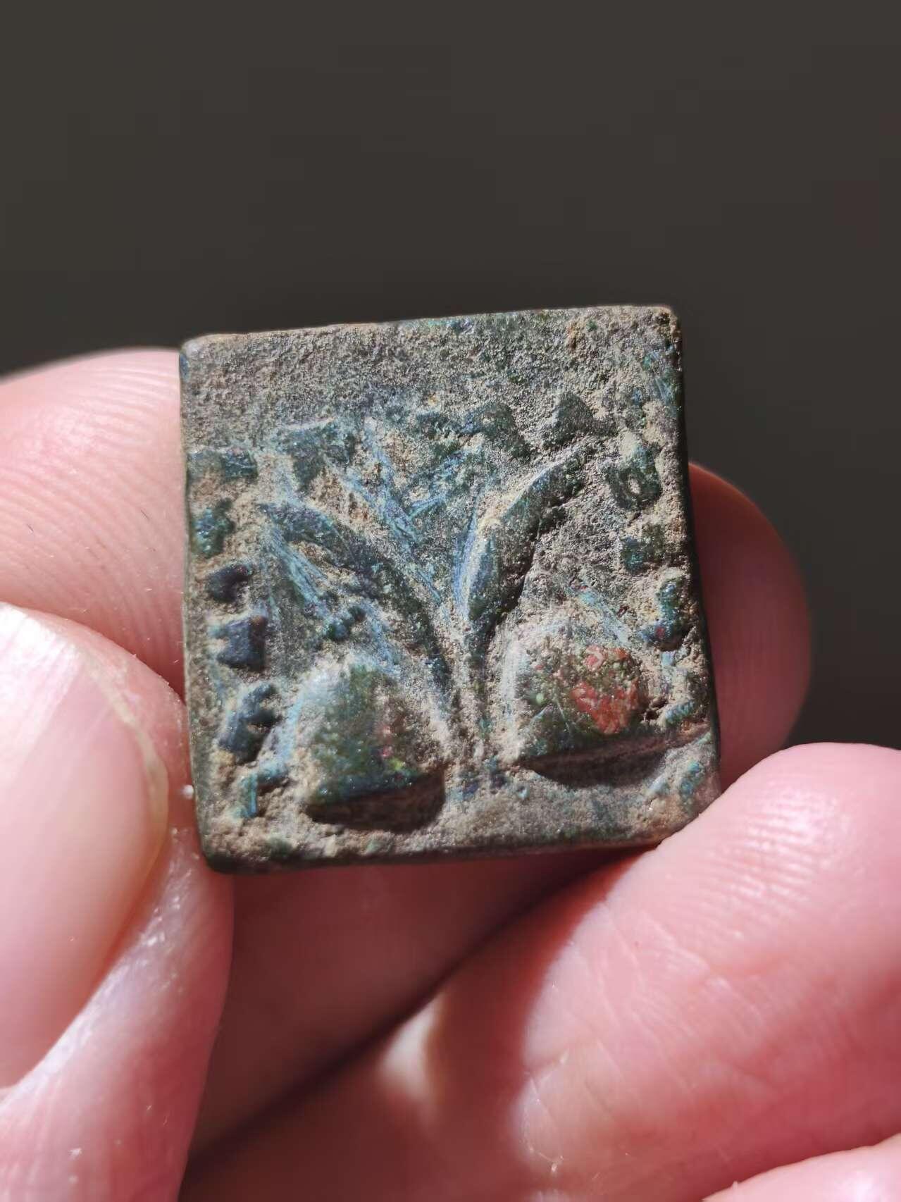 星盘世界钱币十二月二十七日古典币专场 典藏极品！巴克特里亚方铜币，安提亚基达斯大王，这个属于半人像type，好品十分少见，正面是宙斯手持雷霆杖，背面是双子帽