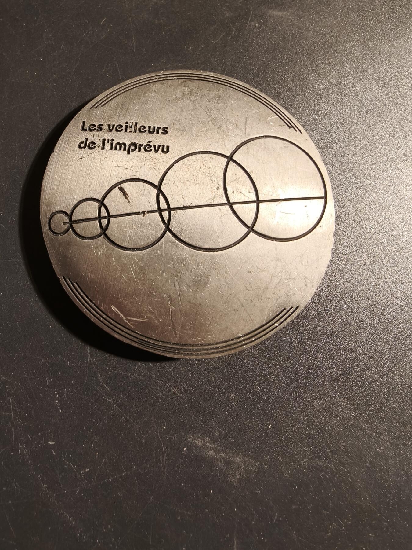 老王徽章第171期 法国第44通信团镀银大铜章     直径68mm     重量163.1g