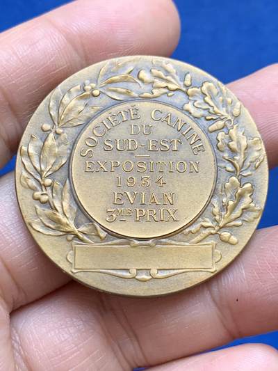 《竞宝斋》第449场 周日，周一，周二  3场连拍 （全场包邮，欢迎送拍） 1934年法国埃维昂犬类协会展览铜章 三角铜标 28.95克 41.3mm