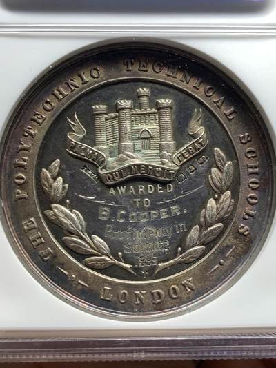 《竞宝斋》第449场 周日，周一，周二  3场连拍 （全场包邮，欢迎送拍） NGC MS62 英国1899年（ngc误标1855）圣马丁中央学院圣乔治屠龙银章，早期年份带银标，原味无洗五彩包浆，值得收藏。45MM，加厚盒。