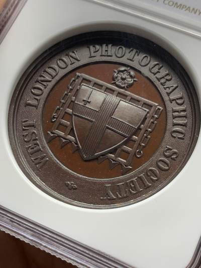 《竞宝斋》第449场 周日，周一，周二  3场连拍 （全场包邮，欢迎送拍） NGC MS64BN 英国1890年伦敦摄影展纪念铜章，高分漂亮巧克力色。39mm，加厚盒。