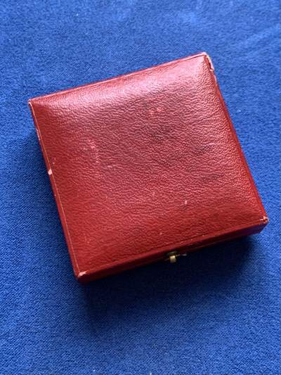 《竞宝斋》第449场 周日，周一，周二  3场连拍 （全场包邮，欢迎送拍） 英国1935年乔治五世登基25周年纪念银章，15.7克，31.6mm，好品相，带原盒。