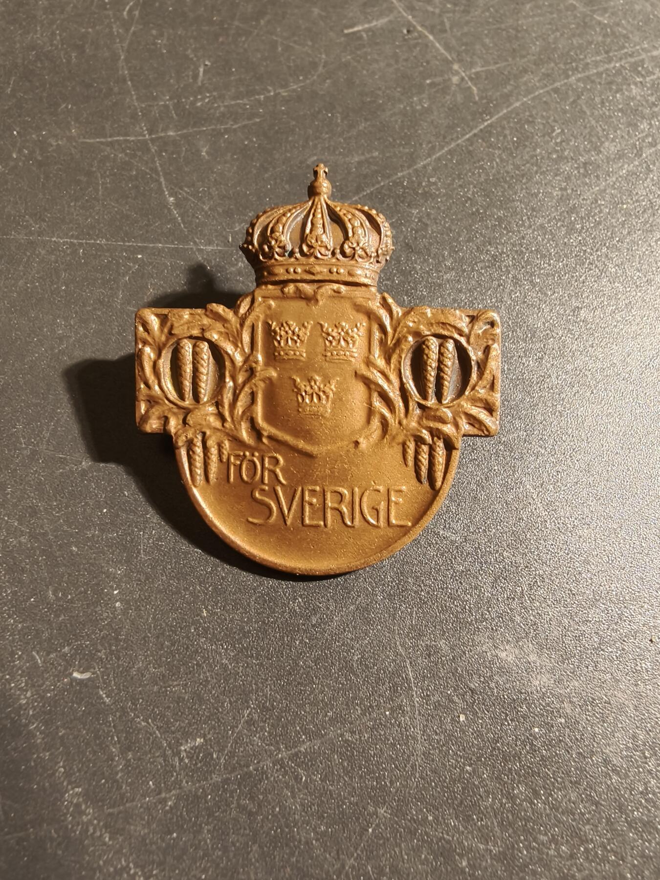 老王徽章第171期 瑞典陆军服役证章   实发带编号