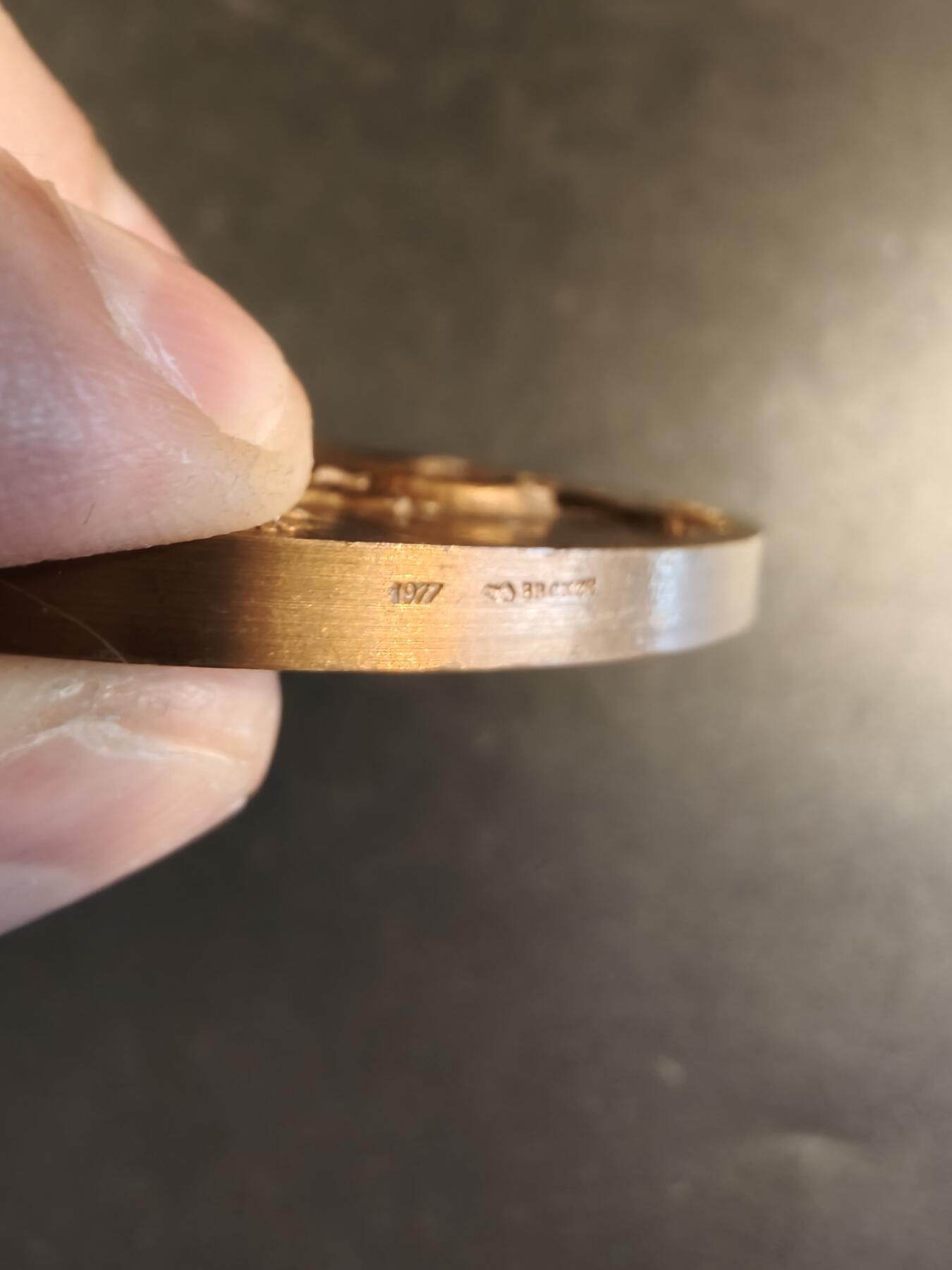 老王徽章第171期 法国《友谊永远是热情的》大铜章     直径78mm     重量240g