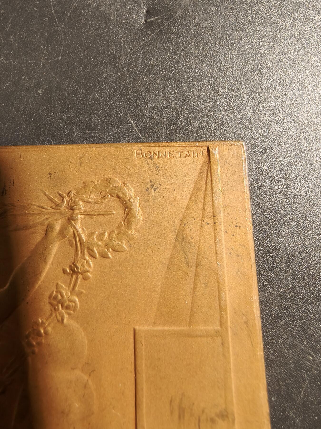 老王徽章第171期 比利时1935年布鲁塞尔国际博览会方形镀金大铜章      尺寸78×65mm     重量185.9g