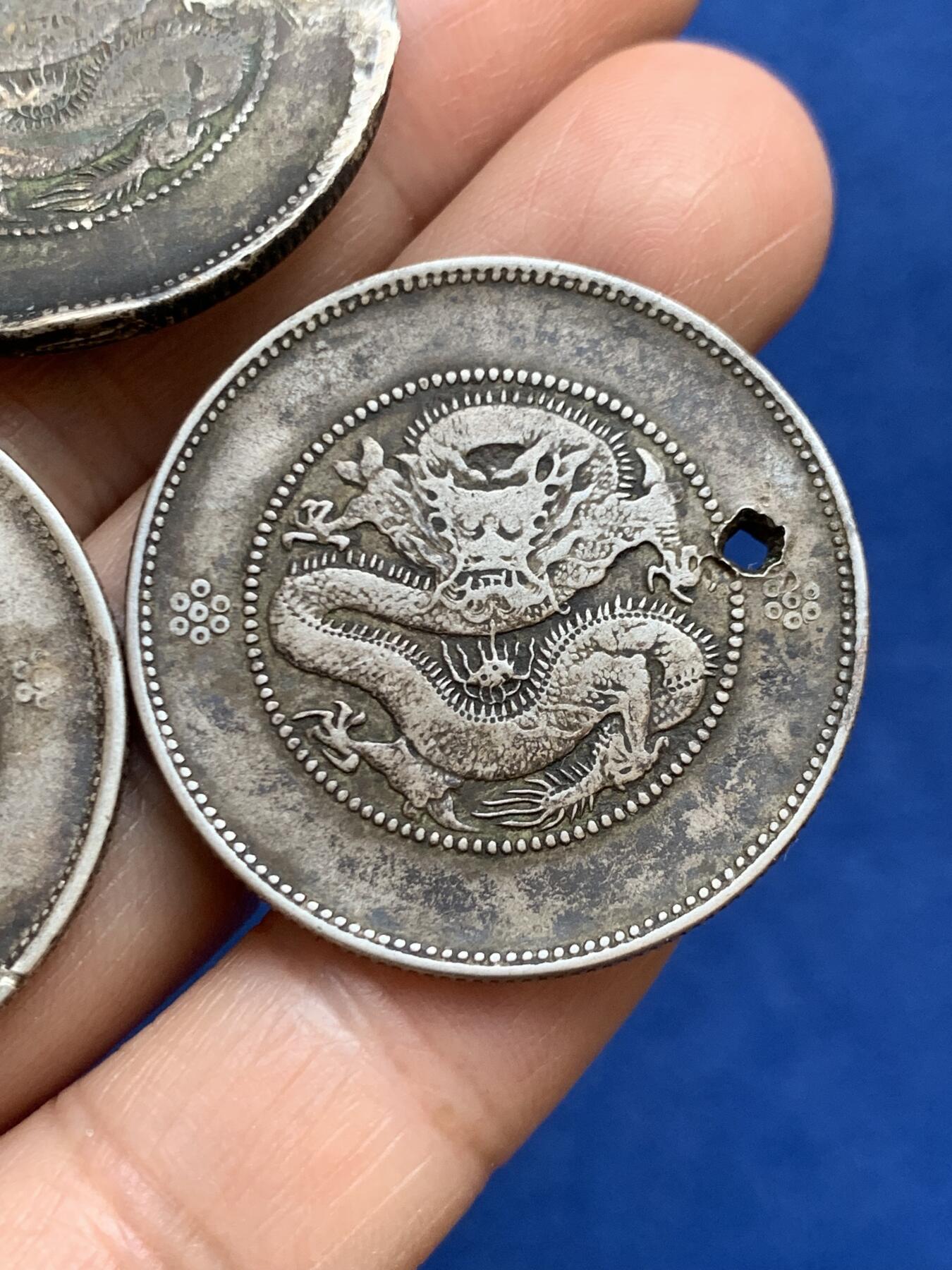 《竞宝斋》第449场 周日，周一，周二  3场连拍 （全场包邮，欢迎送拍） 三枚一组 云南半圆龙洋，总重约39克，老彩包浆，各种状态，细节见图。