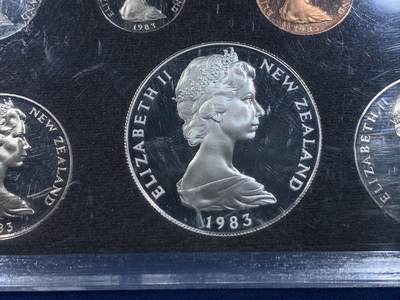 《竞宝斋》第449场 周日，周一，周二  3场连拍 （全场包邮，欢迎送拍） 新西兰1983年7枚装精制套币 其中一枚1美元是银币（新西兰硬币50周年纪念 925银 27.2克）