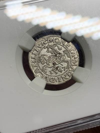 《竞宝斋》第449场 周日，周一，周二  3场连拍 （全场包邮，欢迎送拍） NGC AU58 波兰立陶宛联邦 1547年 1/2G 银币 打制一流 细节很美 骑士盾牌上的十字图案依然清晰可见 少见品种