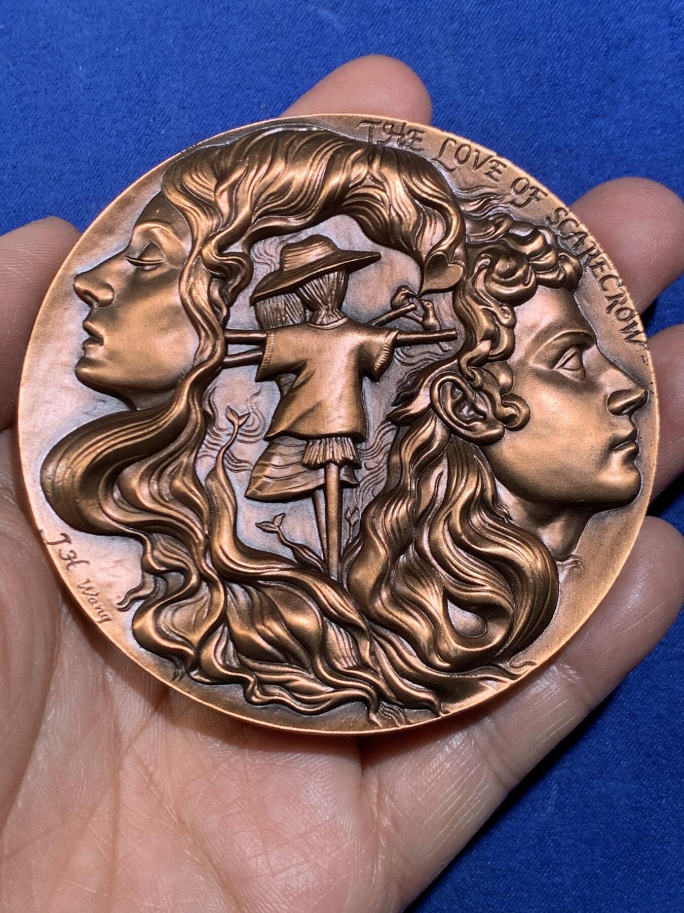 《竞宝斋》第449场 周日，周一，周二  3场连拍 （全场包邮，欢迎送拍） 上海百拓稻草人之恋大铜章，编号055，总重约349.9克，直径80mm，原盒原证。