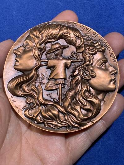 《竞宝斋》第449场 周日，周一，周二  3场连拍 （全场包邮，欢迎送拍） - 上海百拓稻草人之恋大铜章，编号055，总重约349.9克，直径80mm，原盒原证。