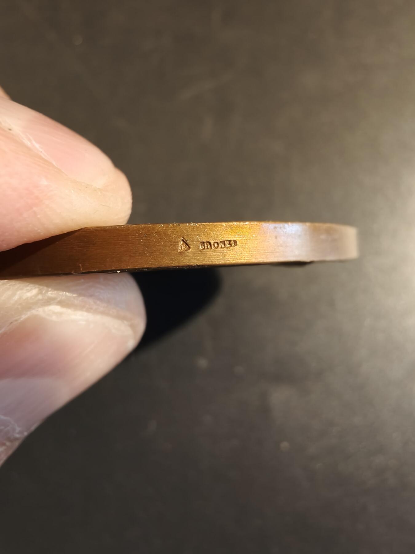 老王徽章第171期 法国萨瓦省圣朱利安昂热讷农业协会大铜章     原盒       大师P.Grandhomme作品     直径50mm     重量53.6g