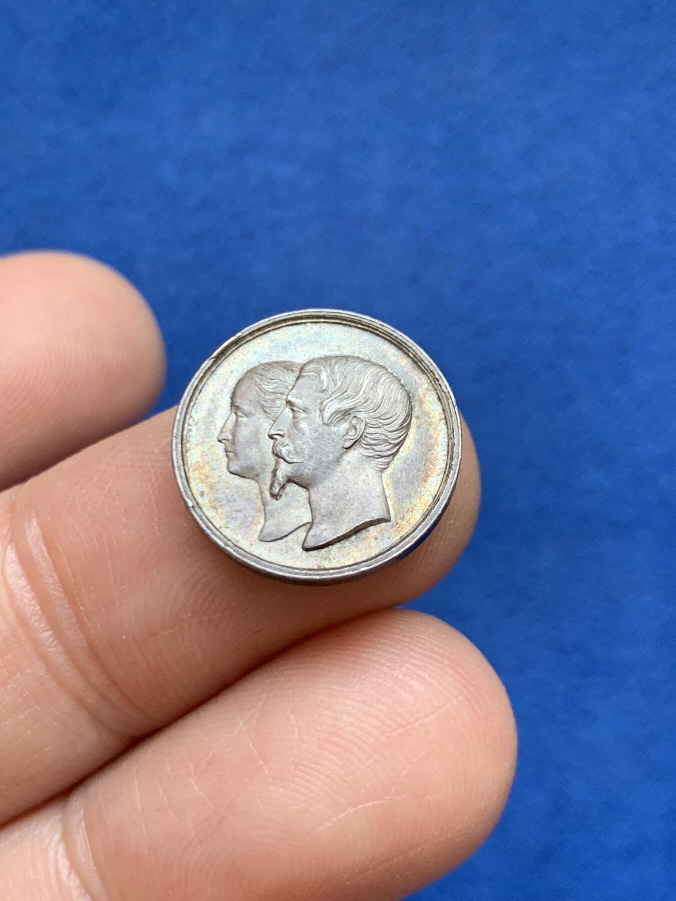 《竞宝斋》第449场 周日，周一，周二  3场连拍 （全场包邮，欢迎送拍） 法国1856年拿破仑四世洗礼纪念银章，正面拿破仑四世，背面拿破仑三世夫妇头像，15.8mm，1.84克