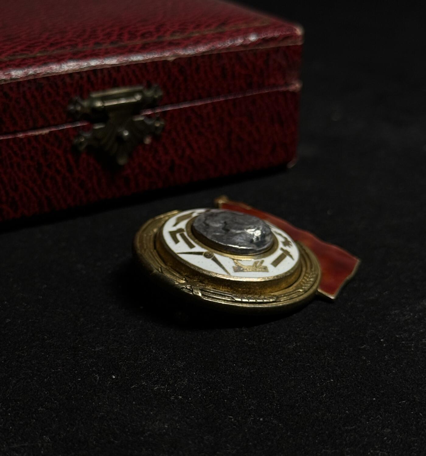 欢庆元旦！戎马世界章牌大赏第109期元旦大拍 南斯拉夫一级劳动勋章，带原盒，号段1277，银制，非常少见的过渡版（转轮向别针过渡短暂存在的版本）