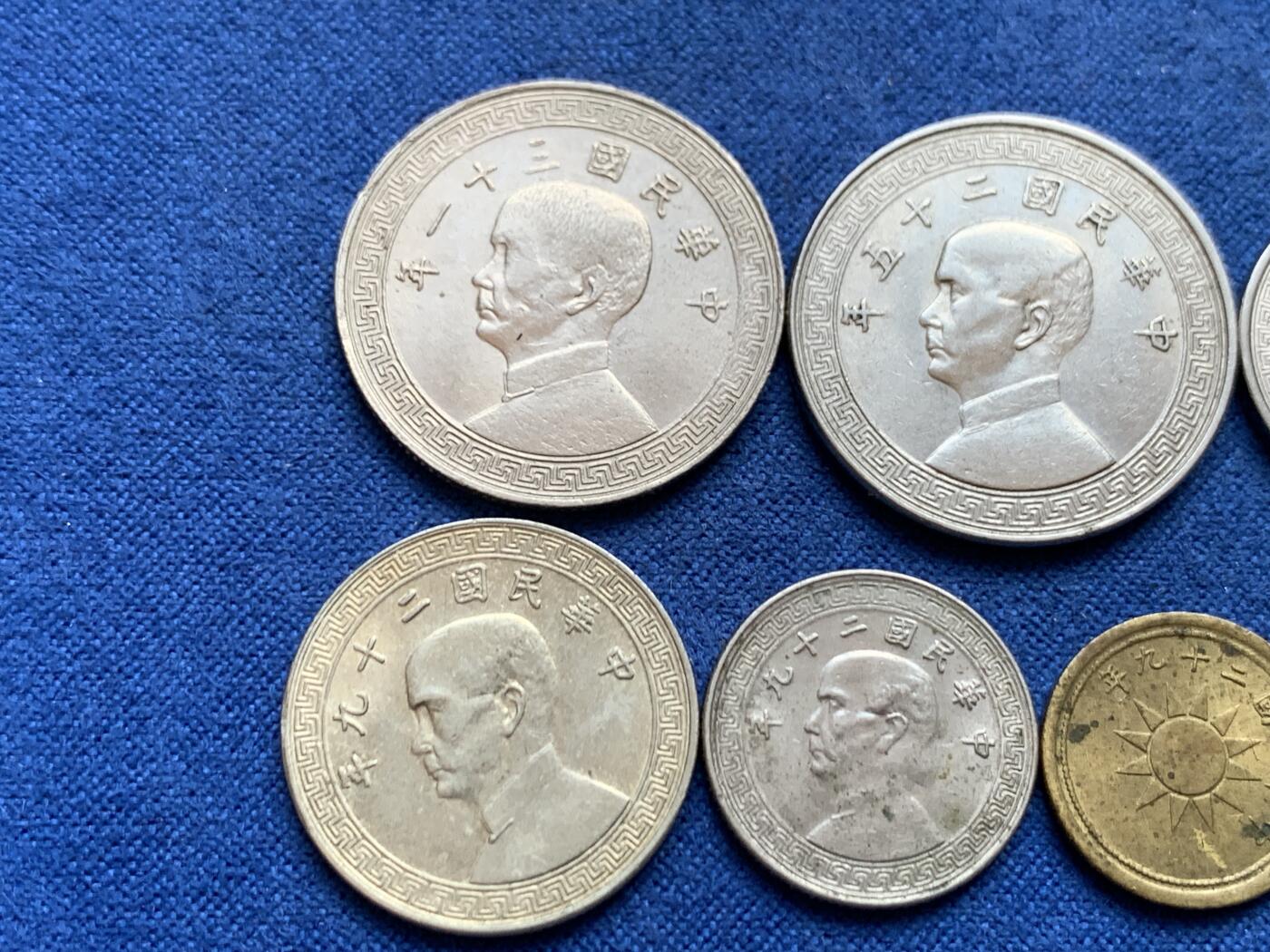 《竞宝斋》第449场 周日，周一，周二  3场连拍 （全场包邮，欢迎送拍） 八枚一组 孙像镍币 早期高镍/晚期白铜版全面值与1940年一分/二分党徽铜币 总体状态不错