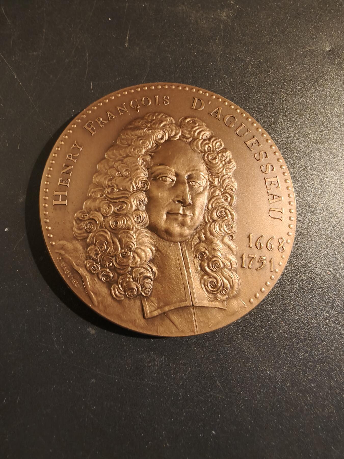 老王徽章第171期  法国公证处与存托银行大铜章 原盒 直径60mm 重量121.1g 正面人物为亨利·弗朗索瓦·达盖索 (1668-1751)，他曾三次担任法国大法官。他被伏尔泰誉为“法国有史以来学识最渊博的法官”。