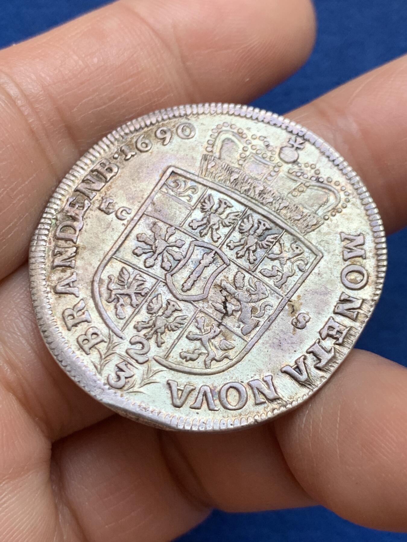 《竞宝斋》第449场 周日，周一，周二  3场连拍 （全场包邮，欢迎送拍） 神罗勃兰登堡1690年2/3泰勒大银币 品相超好光泽耀眼压印深峻 霍亨索伦的腓特烈三世选帝侯(后来的普鲁士首任国王腓特烈一世)大卷发头像 勃兰登堡-普鲁士所有领地的盾徽拼合 LCS柏林厂出品 难得的细节头发清清楚楚的压印 2/3T是流通主力大面值 更大的泰勒是极个别年份才发行的高贵面值 细节见图