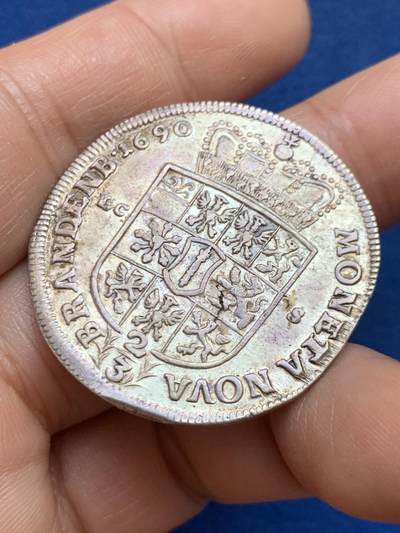 《竞宝斋》第449场 周日，周一，周二  3场连拍 （全场包邮，欢迎送拍） 神罗勃兰登堡1690年2/3泰勒大银币 品相超好光泽耀眼压印深峻 霍亨索伦的腓特烈三世选帝侯(后来的普鲁士首任国王腓特烈一世)大卷发头像 勃兰登堡-普鲁士所有领地的盾徽拼合 LCS柏林厂出品 难得的细节头发清清楚楚的压印 2/3T是流通主力大面值 更大的泰勒是极个别年份才发行的高贵面值 细节见图