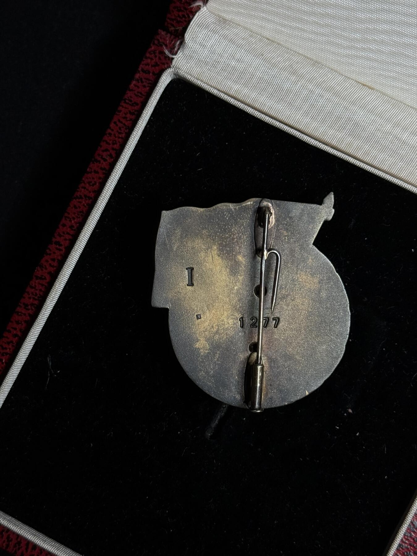 欢庆元旦！戎马世界章牌大赏第109期元旦大拍 南斯拉夫一级劳动勋章，带原盒，号段1277，银制，非常少见的过渡版（转轮向别针过渡短暂存在的版本）