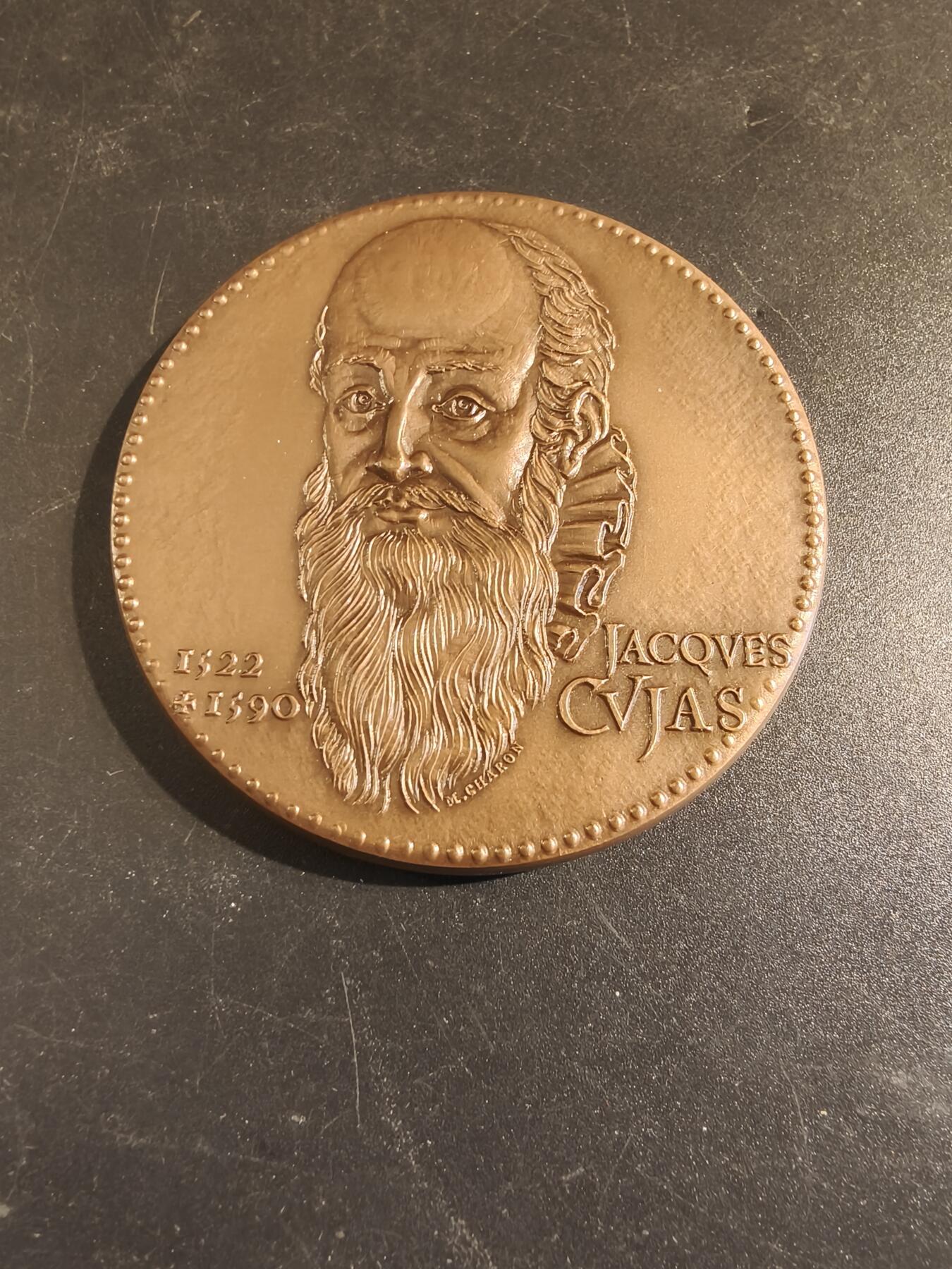 老王徽章第171期 法国公证处与存托银行大铜章 原盒 直径60mm 重量135.9g 正面人物为雅克·库雅斯，他是法国文艺复兴时期著名的法学家和古典学者。