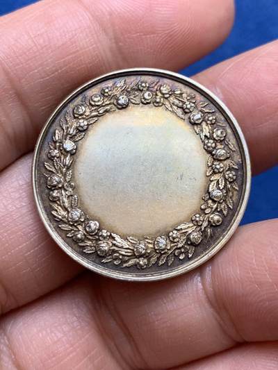 《竞宝斋》第449场 周日，周一，周二  3场连拍 （全场包邮，欢迎送拍） 婚礼银章 背面无刻字 12克 30.2mm 手指银标