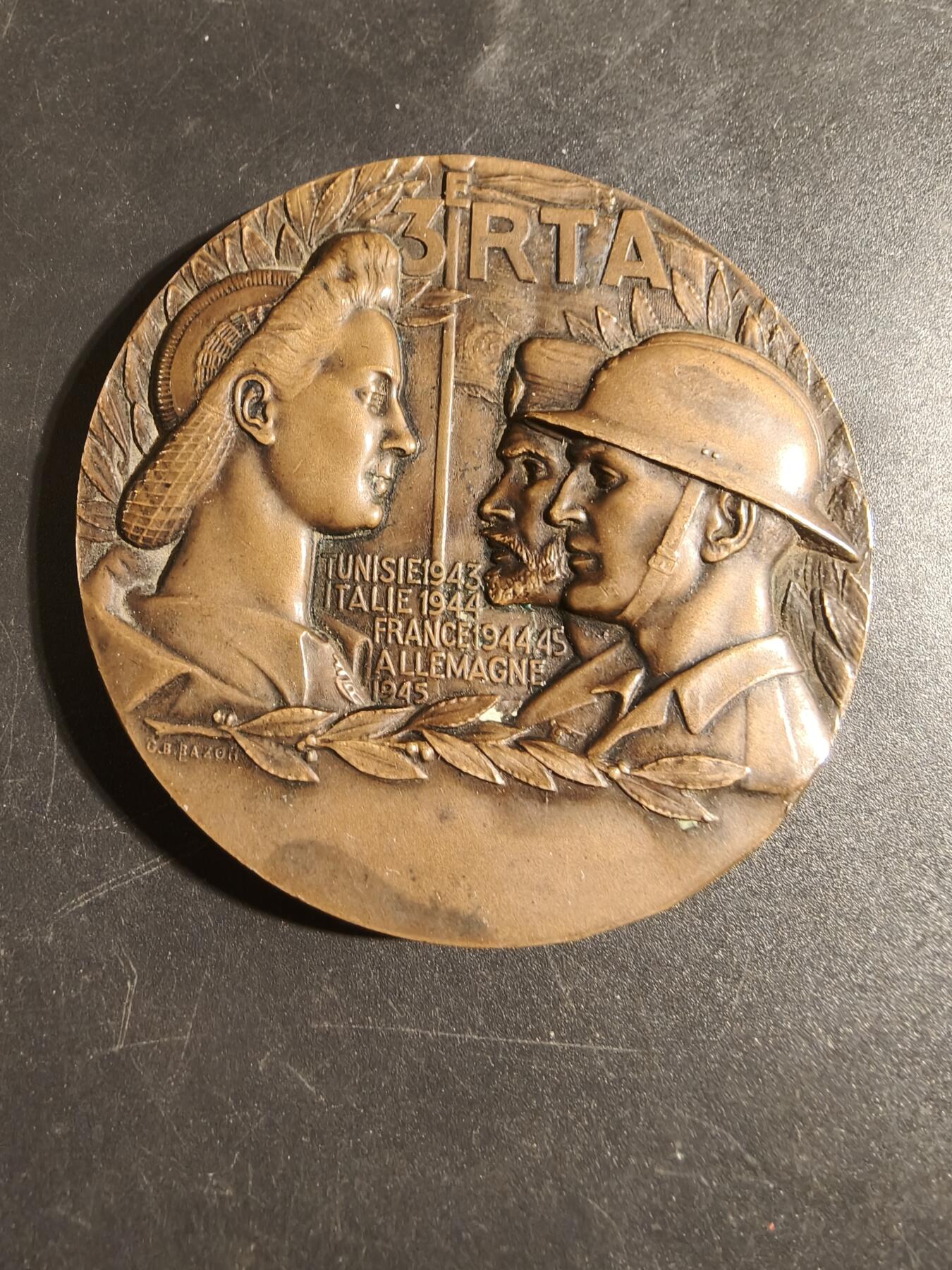老王徽章第171期 法国二战阿尔及利亚步枪兵第3团大铜章      纪念参加的重要战役：突尼斯（Tunisie 1943）、意大利（Italie 1944）、法国（France 1944-45）、德国（Allemagne 1945）       直径68mm      重量157g