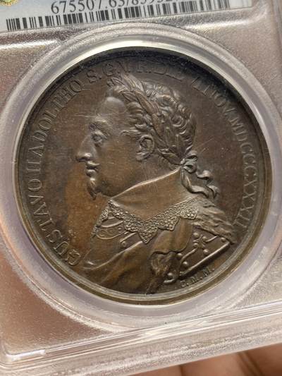 《竞宝斋》第449场 周日，周一，周二  3场连拍 （全场包邮，欢迎送拍） 唯一冠军分 PCGS SP63 瑞典1832年古斯塔夫二世纪念大铜章，稀少品种，加厚盒。瑞典国王中唯一有大帝称号的雄主，“北方雄狮”。背面女神仅着半身裙，打扮清凉，如此穿着是女神和天使的象征。加厚盒