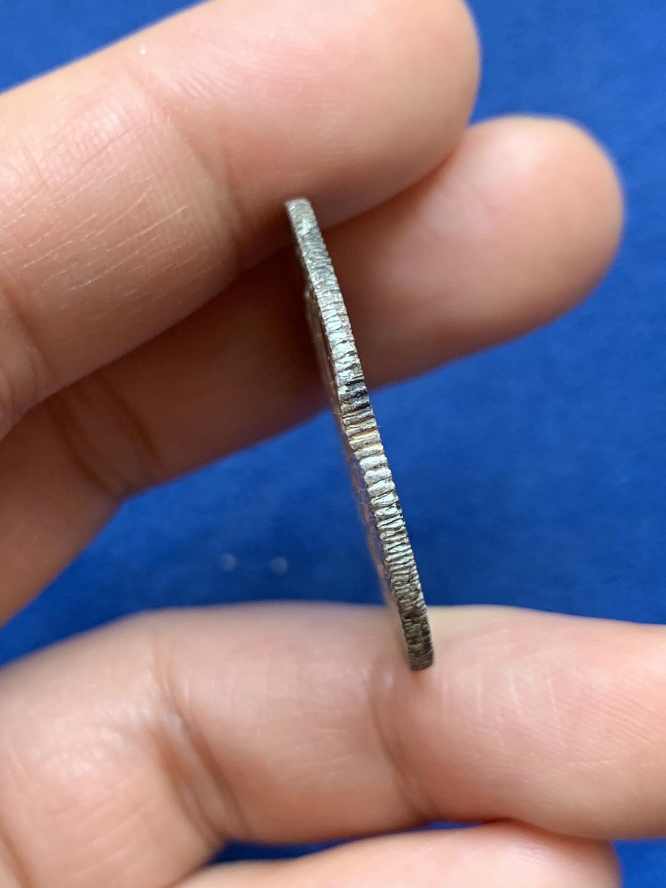 《竞宝斋》第449场 周日，周一，周二  3场连拍 （全场包邮，欢迎送拍） 法国国王路易九世（1215-1270）纪念银章，号称圣路易，背面生平事迹，32.5mm，13.5克，边有磕，背面貌似被烧过