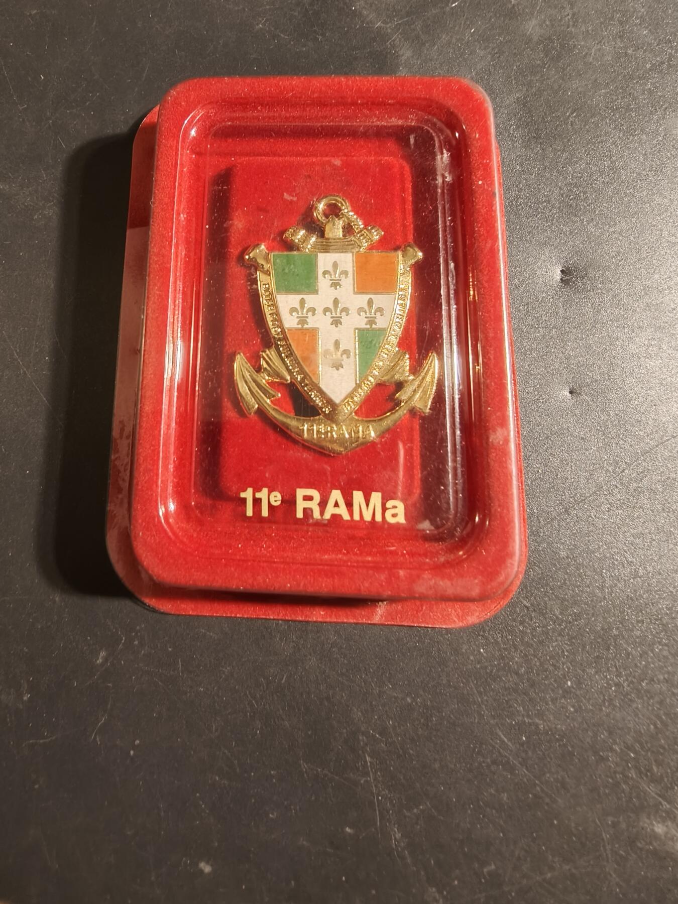 老王徽章第171期 法国海军陆战队第11炮兵团证章    原盒