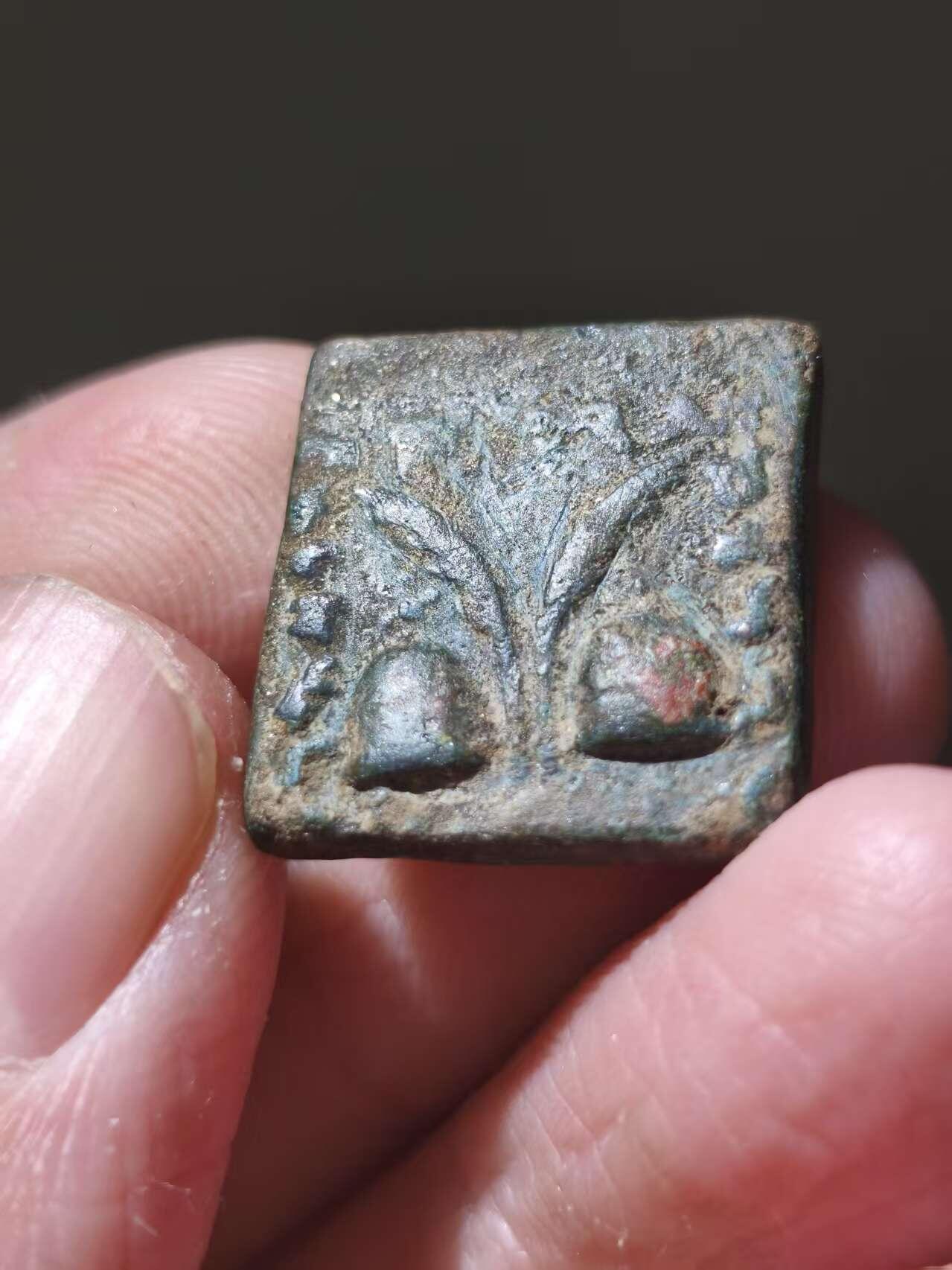 星盘世界钱币十二月二十七日古典币专场 典藏极品！巴克特里亚方铜币，安提亚基达斯大王，这个属于半人像type，好品十分少见，正面是宙斯手持雷霆杖，背面是双子帽