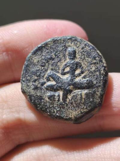 星盘世界钱币十二月二十七日古典币专场 - 贵霜帝国胡伟色伽，四德拉克玛铜币，正面是国王盘腿坐像，背面为太阳神米罗。